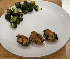 Chicken meatballs and broccoli