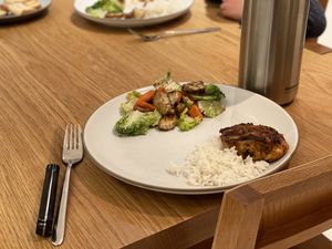 Chicken with rice and a green salad